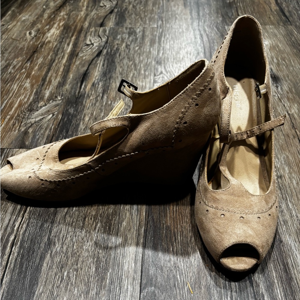 Nicole size 11 Women's Tan T-Strap Peep-Toe Wedge Shoes
